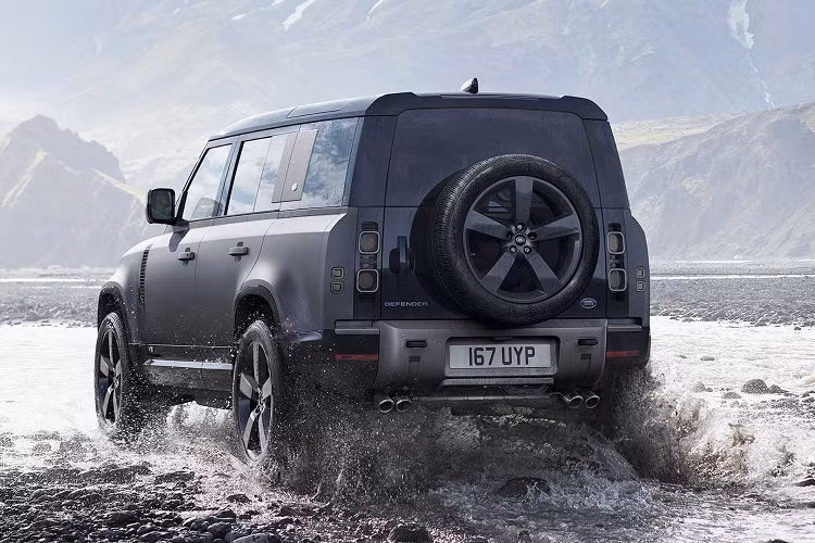 Các trang bị ngoại thất nổi bật trên Defender V8 Carpathian Edition có thể kể đến la-zăng hợp kim 5 chấu kích thước 22 inch, kẹp phanh sơn màu xanh Xenon, đĩa phanh đường kính 381 mm, hệ thống 4 ống xả, huy hiệu V8 trang trí bên hông xe...