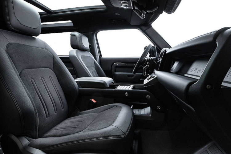 Ở phiên bản Defender V8, ghế ngồi được bọc da Windsor Ebony, tay lái làm từ da Alcantara và tích hợp lẫy chuyển số bằng nhôm. Những tiện nghi đáng chú ý khác gồm có bảng đồng hồ tốc độ kỹ thuật số, điều hòa tự động 3 vùng, cửa sổ trời toàn cảnh, chức năng ra lệnh bằng giọng nói, hỗ trợ phát Wifi...