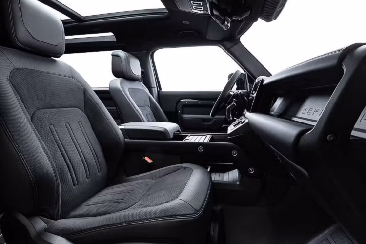 Ở phiên bản Defender V8, ghế ngồi được bọc da Windsor Ebony, tay lái làm từ da Alcantara và tích hợp lẫy chuyển số bằng nhôm. Những tiện nghi đáng chú ý khác gồm có bảng đồng hồ tốc độ kỹ thuật số, điều hòa tự động 3 vùng, cửa sổ trời toàn cảnh, chức năng ra lệnh bằng giọng nói, hỗ trợ phát Wifi...