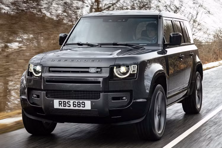 Ngoài phiên bản V8, Land Rover Defender 2022 vẫn có các tùy chọn động cơ khác gồm động cơ xăng P400, động cơ hybrid cắm sạc P400e và động cơ diesel D250 có công nghệ mild-hybrid. Tại Anh, giá xe Land Rover Defender 90 V8 có mức khởi điểm 98.505 bảng (139.000 USD), bản Defender 110 V8 có giá từ 101.150 bảng (143.000 USD).