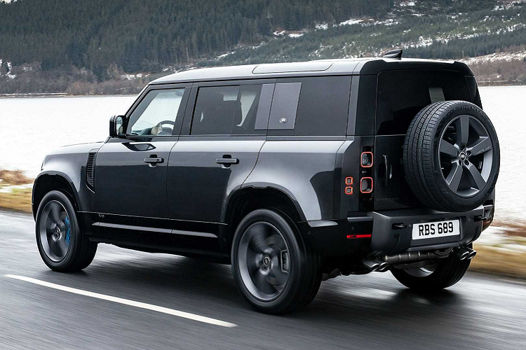Land Rover Defender là đối thủ của Mercedes-Benz G-Class ở phân khúc SUV off-road hạng sang. Tại Việt Nam, Land Rover Defender có giá chính hãng từ 3,8 tỷ đồng.