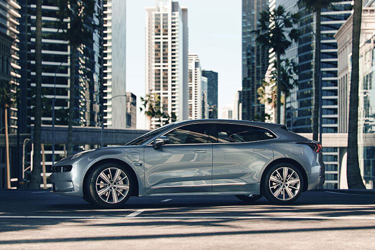 Tuy nhiên, trao đổi với phóng viên Reuters, đại diện hãng mẹ Geely tiết lộ toàn bộ những chiếc Zeekr 001 chạy điện dự kiến sản xuất trong năm 2021 đều đã được bán hết. Đây chính là phiên bản thương mại của mẫu xe concept Lynk &amp; Co Zero đã ra mắt trong năm ngoái.