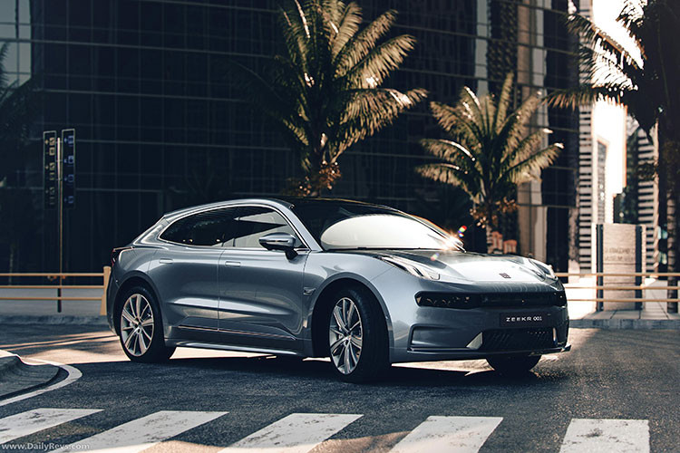 Bên cạnh đó là hệ thống treo xương đòn kép phía trước và đa liên kết đằng sau. Chỉ có phiên bản AWD dùng pin 100 kWh là được trang bị hệ thống treo khí nén tiêu chuẩn. Hệ thống treo khí này giúp nâng cao gầm xe trong khoảng từ 117 - 205 mm. Tại thị trường Trung Quốc, giá xe Zeekr 001 có mức khởi điểm từ 281.000 Nhân dân tệ (khoảng 999 triệu đồng).