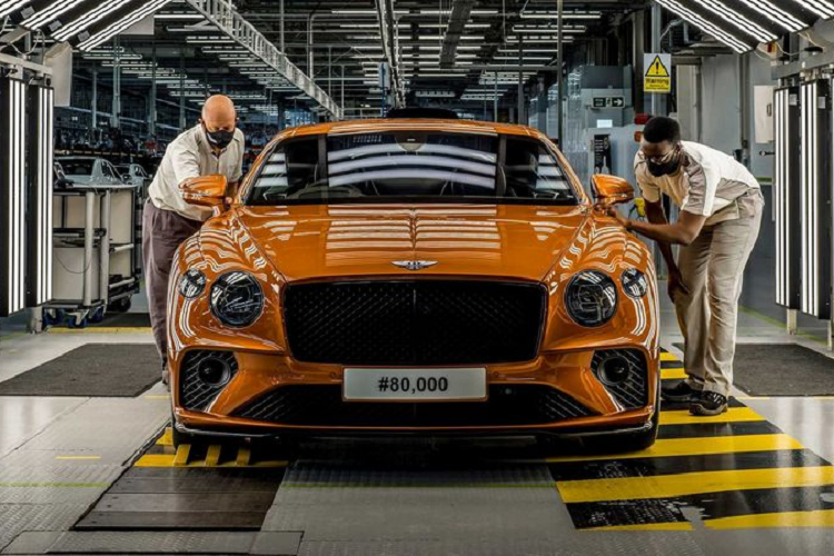 Bentley cho biết có đến 17 tỷ cách để khách hàng hoàn thiện cho một chiếc Continental GT hiện tại vì hãng cung cấp rất nhiều các tùy chọn sơn, trang trí và bọc khác nhau. Hai chiếc xe cuối cùng là Continental GT V8 S thế hệ thứ hai màu xanh dương nổi bật và một chiếc mui trần màu đỏ Dragon Red rực rỡ. Bentley cho biết có đến 17 tỷ cách để khách hàng hoàn thiện cho một chiếc Continental GT hiện tại vì hãng cung cấp rất nhiều các tùy chọn sơn, trang trí và bọc khác nhau.