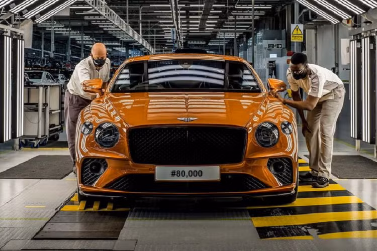 Bentley cho biết có đến 17 tỷ cách để khách hàng hoàn thiện cho một chiếc Continental GT hiện tại vì hãng cung cấp rất nhiều các tùy chọn sơn, trang trí và bọc khác nhau. Hai chiếc xe cuối cùng là Continental GT V8 S thế hệ thứ hai màu xanh dương nổi bật và một chiếc mui trần màu đỏ Dragon Red rực rỡ. Bentley cho biết có đến 17 tỷ cách để khách hàng hoàn thiện cho một chiếc Continental GT hiện tại vì hãng cung cấp rất nhiều các tùy chọn sơn, trang trí và bọc khác nhau.