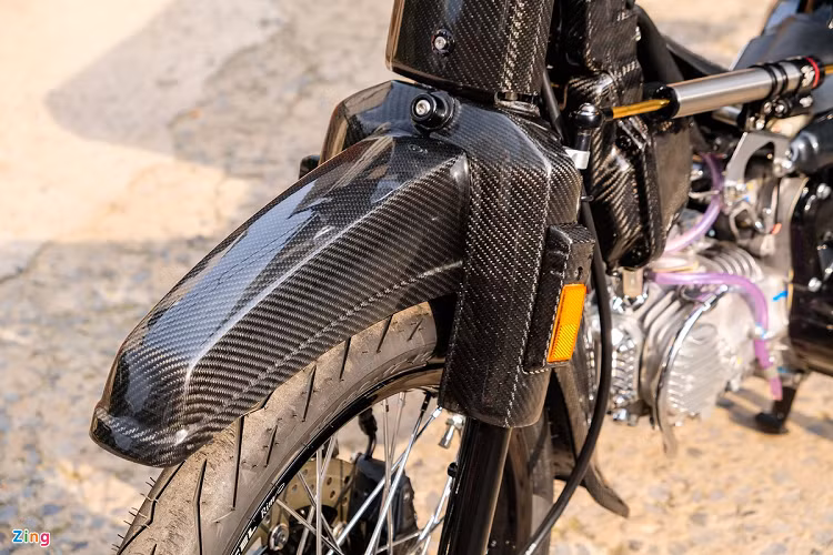 Thoạt nhìn, bản độ này không khác biệt quá nhiều với xe nguyên bản. Điểm nổi bật của bản độ này là toàn bộ dàn vỏ bên ngoài được phủ sợi carbon. Việc phủ carbon được thực hiện tại Taboo Shop - một xưởng độ có tiếng tại TP.HCM.