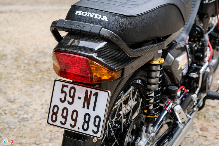 Để kết nối toàn bộ hệ thống phanh trên xe, chủ xe trang bị pen đạp Brembo, bình dầu GaleSpeed, dây dầu Hel, bấm đầu Earls. 