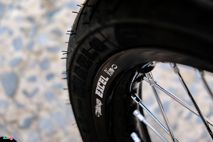 Xe được trang bị cặp mâm nan hoa đến từ Takegawa và lốp Pirelli Rosso Sport.