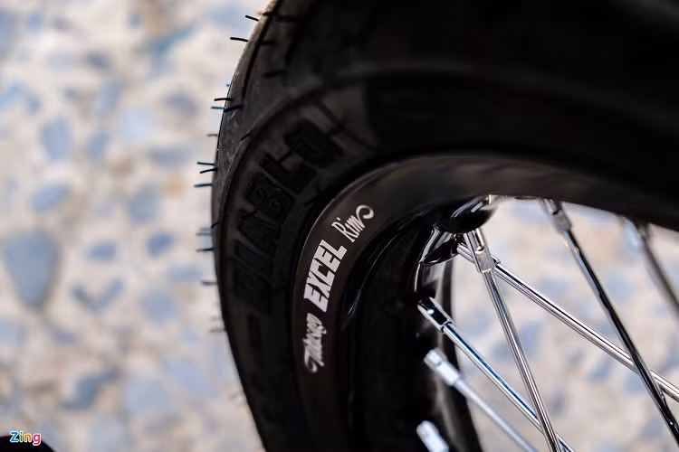 Xe được trang bị cặp mâm nan hoa đến từ Takegawa và lốp Pirelli Rosso Sport.