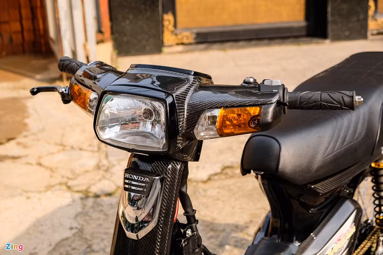 Ở phía trên, chiếc Honda Dream độ khủng naỳ được trang bị cùm phanh Brembo KTM Racing, tay phanh mới. Cùm ga nguyên bản được thay bằng loại Domino XM2 Black, kèm ống ga titanium.