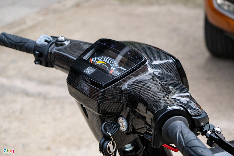 Xe được trang bị cặp bao tay Spider và cụm công tắc thửa từ xe phân khối lớn với đầy đủ chức năng, bổ sung thêm passing.