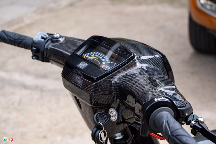 Xe được trang bị cặp bao tay Spider và cụm công tắc thửa từ xe phân khối lớn với đầy đủ chức năng, bổ sung thêm passing.