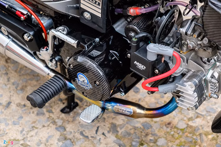 Chủ xe cũng đã nâng cấp khá nhiều động cơ của xe. Qua trải nghiệm thực tế, động cơ này mạnh hơn rất nhiều so với nguyên bản. Để phù hợp với sức mạnh mới, xe sử dụng cổ ống xả titanium trong khi ống xả giữ nguyên bản. Gắp nguyên bản được thay bằng gắp nhôm của G-Craft có khối lượng nhẹ hơn. Ngoài ra, xe còn sử dụng bộ xích tải có phốt, nhông đĩa CNC, cần đạp Takegawa và dàn ốc Titanium Grade 5. Theo dự đoán của Zing, dàn trang bị trên bản độ này có giá hơn 100 triệu đồng.