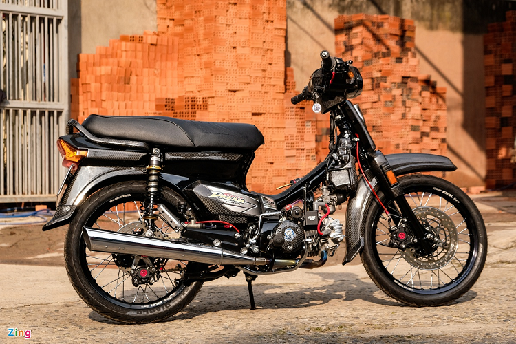 Mới đây, một bản độ dựa trên chiếc Honda Dream độ khá độc đáo được ra đời tại TP.HCM. Ngoài dàn phụ kiện hàng hiệu, chiếc Dream còn nổi bật bởi toàn bộ dàn nhựa bên ngoài được phủ carbon. Do đó, bản độ này được đặt tên Dream Black Edition.