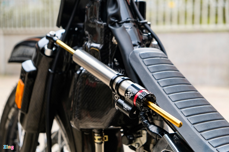 Để chiếc xe vận hành ổn định với sức mạnh mới, chủ xe đã trang bị trợ lực sườn Matris SDR đến từ Italy. So với trợ lực cổ xe thường thấy, trợ lực sườn dài hơn.