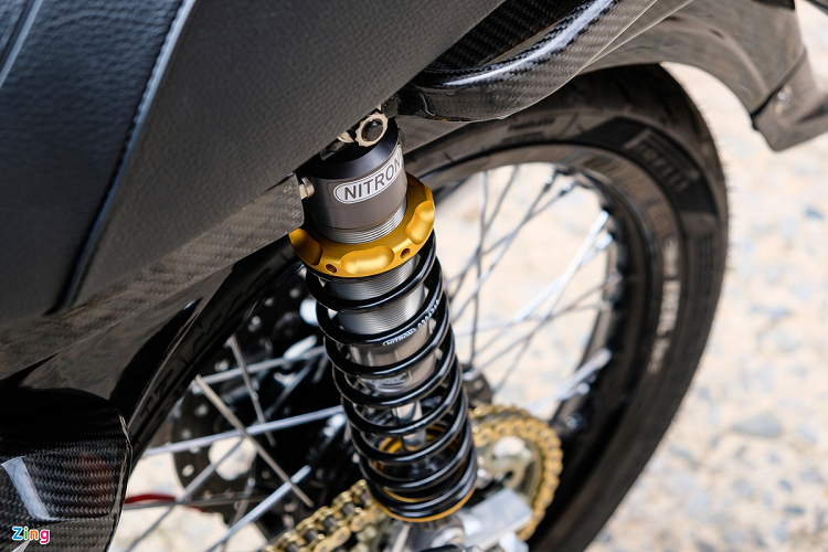 Một trong những trang bị không thể thiếu trên các bản độ khủng là giảm xóc hàng hiệu. Đối với chiếc Dream này, chủ xe đã chọn giảm xóc màu đen đến từ thương hiệu Nitron để hợp tone với tổng thể. Thông thường, giảm xóc Nitron có màu xanh đặc trưng.