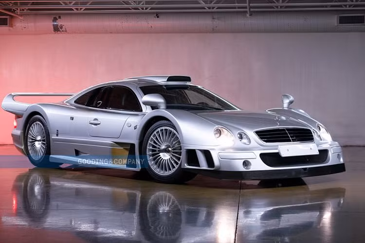 Chiếc Mercedes-Benz CLK GTR đời 1998 trong bài mang số hiệu thứ 9 và sẽ lên sàn đấu giá vào tháng tới, dự kiến, cỗ xe hàng hiếm này sẽ về tay chủ nhân mới với giá dao động từ 8,5 - 10 triệu USD (khoảng 195 đến 230 tỷ đồng).
