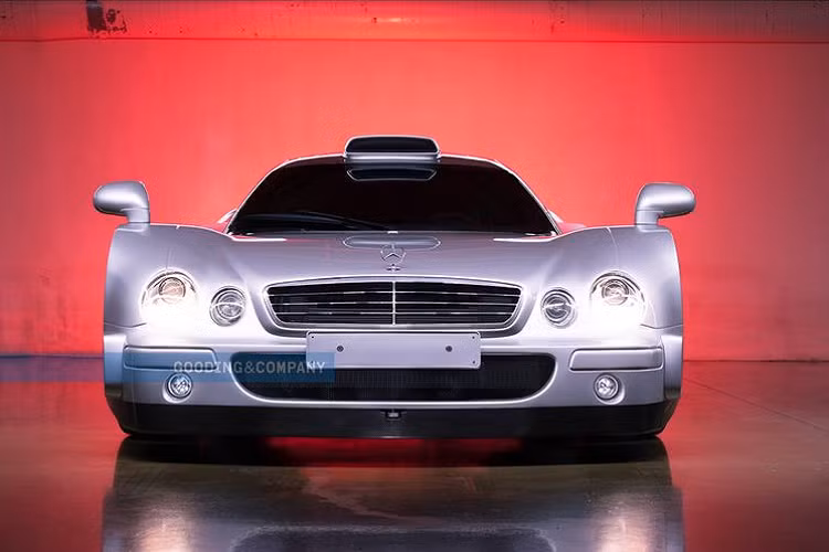 CLK GTR có công suất lên tới 604 mã lực và mô-men xoắn cực đại 775 Nm, giúp xe tăng tốc từ 0 - 100 km/h chỉ trong 3,8 giây trước khi cán tốc tối đa 344 km/h, mạnh mẽ và nhanh nhẹn hơn nhiều siêu xe hiện đại.