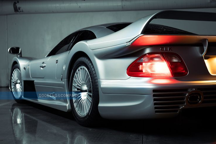 Sự đắt đỏ của Mercedes-Benz CLK GTR cổ điển khiến nhiều người ngạc nhiên. Ban đầu CLK GTR chỉ là một mẫu xe đua được Mercedes-Benz dùng để tham gia Giải vô địch FIA GT, nhưng vì khách hàng quá yêu thích CLK GTR nên hãng xe Đức đã quyết định chế tạo phiên bản đường trường của mẫu xe này, với số lượng giới hạn 26 chiếc, gồm 20 chiếc Coupe và 6 chiếc Roadster.