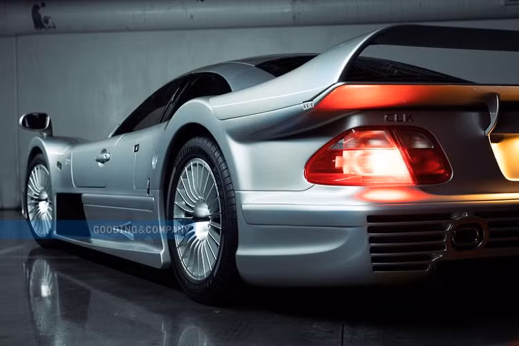 Sự đắt đỏ của Mercedes-Benz CLK GTR cổ điển khiến nhiều người ngạc nhiên. Ban đầu CLK GTR chỉ là một mẫu xe đua được Mercedes-Benz dùng để tham gia Giải vô địch FIA GT, nhưng vì khách hàng quá yêu thích CLK GTR nên hãng xe Đức đã quyết định chế tạo phiên bản đường trường của mẫu xe này, với số lượng giới hạn 26 chiếc, gồm 20 chiếc Coupe và 6 chiếc Roadster.