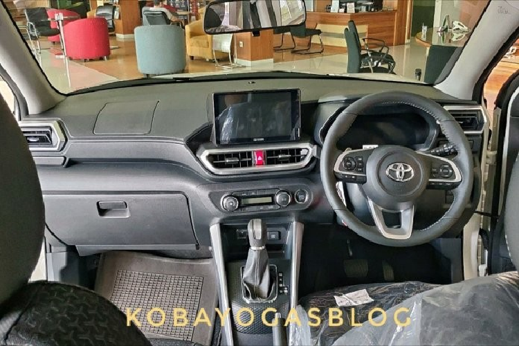 Tương tự đầu xe, thiết kế sườn xe của Toyota Veloz 2022 cũng thay đổi đáng kể. Điều này được thể hiện qua hốc bánh nổi bật như xe SUV và gương chiếu hậu đã được chuyển xuống cửa. Bên cạnh đó là bộ vành hợp kim có đường kính khoảng 17 inch lớn hơn trước và sơn phối 2 màu theo phong cách thể thao. Đặc biệt, Toyota Veloz mới còn được trang bị phanh đĩa trên cả 4 bánh.