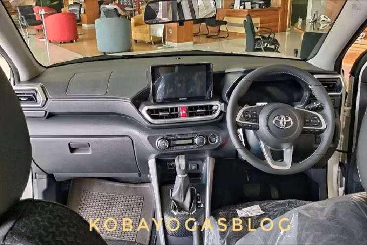 Tương tự đầu xe, thiết kế sườn xe của Toyota Veloz 2022 cũng thay đổi đáng kể. Điều này được thể hiện qua hốc bánh nổi bật như xe SUV và gương chiếu hậu đã được chuyển xuống cửa. Bên cạnh đó là bộ vành hợp kim có đường kính khoảng 17 inch lớn hơn trước và sơn phối 2 màu theo phong cách thể thao. Đặc biệt, Toyota Veloz mới còn được trang bị phanh đĩa trên cả 4 bánh.