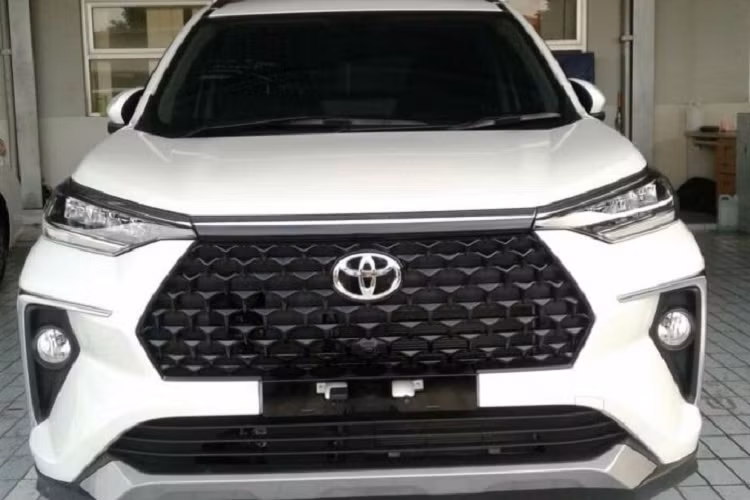 Như thông tin đã đưa, Toyota Veloz thế hệ mới gần như lột xác về thiết kế so với trước. Khác với Toyota Avanza 2022, Veloz mới được áp dụng phong cách thiết kế của hai mẫu SUV cỡ nhỏ RAV4 và Corolla Cross. Do đó, thiết kế đầu xe của mẫu MPV này khác biệt hoàn toàn và trông thể thao hơn so với Toyota Avanza thế hệ mới.