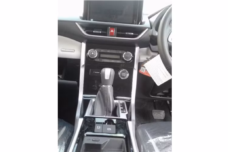 Vòng về đằng sau, chúng ta sẽ thấy cụm đèn hậu nối liền với nhau bằng dải đèn màu đỏ ở giữa, tích hợp logo của hãng Toyota. Bên dưới còn có tem chữ nổi "Veloz" khá lớn và ốp trang trí màu bạc dưới cản sau.