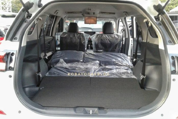 Theo thông tin rò rỉ, Toyota Veloz 2022 chỉ có 1 loại động cơ là máy xăng 4 xi-lanh, dung tích 1.5L. Động cơ này đồng hành cùng hộp số sàn hoặc hộp số biến thiên vô cấp CVT. Ngoài ra, xe còn chuyển sang dùng hệ dẫn động cầu trước FWD thay vì cầu sau RWD như thế hệ cũ vì được phát triển dựa trên cơ sở gầm bệ DNGA giống Toyota Raize.