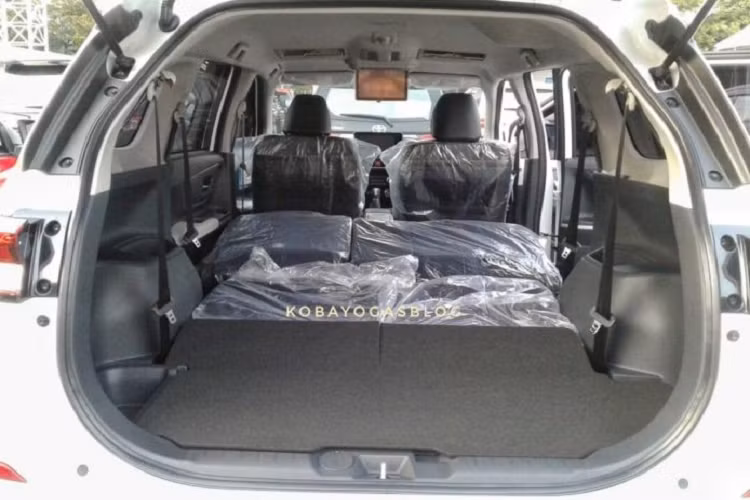 Theo thông tin rò rỉ, Toyota Veloz 2022 chỉ có 1 loại động cơ là máy xăng 4 xi-lanh, dung tích 1.5L. Động cơ này đồng hành cùng hộp số sàn hoặc hộp số biến thiên vô cấp CVT. Ngoài ra, xe còn chuyển sang dùng hệ dẫn động cầu trước FWD thay vì cầu sau RWD như thế hệ cũ vì được phát triển dựa trên cơ sở gầm bệ DNGA giống Toyota Raize.