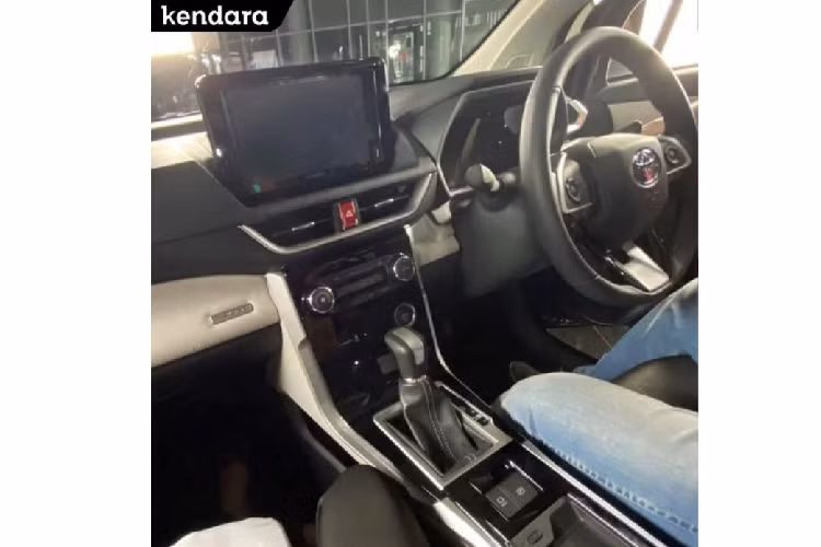 Bước vào bên trong Toyota Veloz 2022, người dùng cũng bắt gặp thiết kế mới mẻ với phần giữa của mặt táp-lô được thiết kế dốc hơn trước và đi kèm màn hình thông tin giải trí dạng cảm ứng, kích thước 9 inch. Thêm vào đó là vô lăng đa chức năng giống Toyota Fortuner và cửa gió điều hòa mới. Chưa hết, hệ thống điều hòa còn đi kèm màn hình nhỏ, nằm giữa 2 núm xoay giống hệt Toyota Raize.