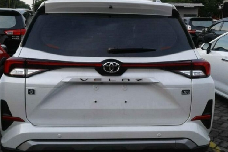 Đặc biệt, ở bản trang bị cao cấp nhất, Toyota Veloz 2022 còn có gói công nghệ an toàn chủ động Toyota Safety Sense mới. Gói công nghệ an toàn này có thể sẽ bao gồm hệ thống hỗ trợ chệch làn đường, hệ thống ngăn va chạm sớm, hệ thống kiểm soát hành trình và hệ thống cảnh báo phương tiện cắt ngang khi lùi. Ngoài ra, xe còn có 6 túi khí, hệ thống phát hiện điểm mù, hệ thống cân bằng điện tử và hệ thống hỗ trợ khởi hành ngang dốc.