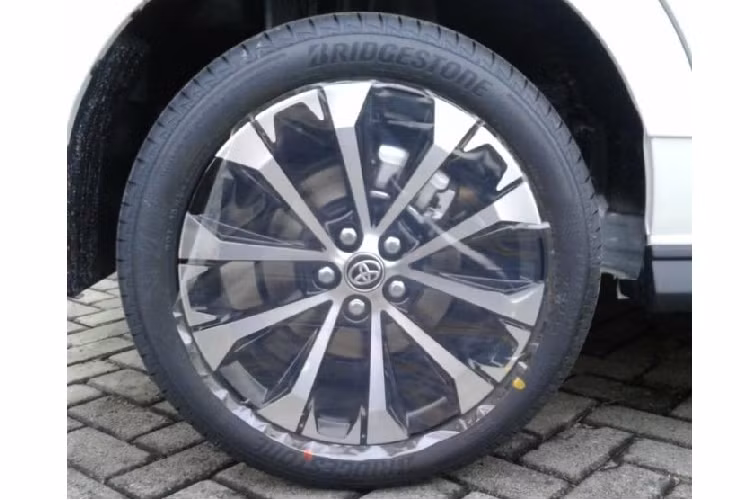 Giá xe Toyota Veloz 2022 tại thị trường Indonesia dự kiến dao động từ 251,2 - 292,8 triệu Rupiah (397 - 463 triệu đồng). Khác với Toyota Avanza thế hệ mới, Veloz 2022 nhiều khả năng sẽ không được đưa về Việt Nam mà chỉ dành cho thị trường Indonesia.