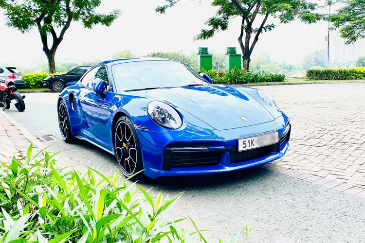 Thông tin chúng tôi có được, chủ nhân của siêu xe Porsche 911 Turbo S 2021 mang ngoại thất màu xanh dương là 1 doanh nhân kín tiếng sinh sống ở quận 7, Thành phố Hồ Chí Minh nhưng có niềm đam mê rất lớn với các siêu xe và xe thể thao tốc độ.