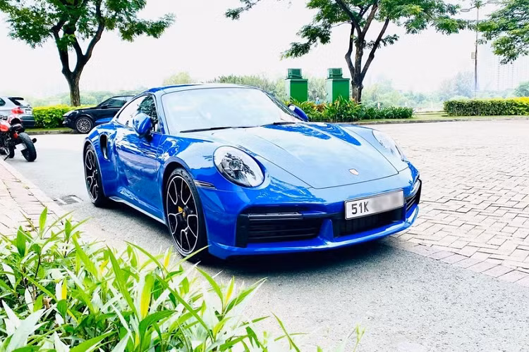 Thông tin chúng tôi có được, chủ nhân của siêu xe Porsche 911 Turbo S 2021 mang ngoại thất màu xanh dương là 1 doanh nhân kín tiếng sinh sống ở quận 7, Thành phố Hồ Chí Minh nhưng có niềm đam mê rất lớn với các siêu xe và xe thể thao tốc độ.