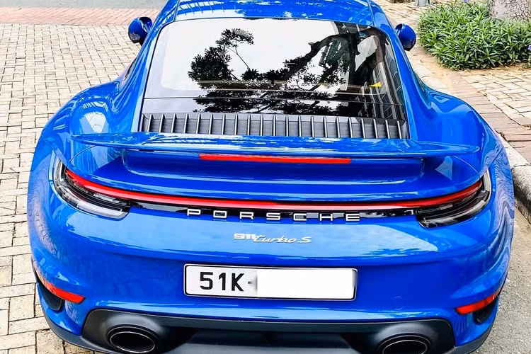 Vào những năm hãng xe Lamborghini mở đại lý đầu tiên tại dải đất hình chữ S, doanh nhân này đã ủng hộ một chiếc xe Huracan LP610-4 đầu tiên về nước, sau đó, tiếp tục là màn mua xe Lamborghini Aventador LP700-4 chính hãng. Sau 5 năm không chơi bất kỳ dòng siêu xe hay xe thể thao nào, vị doanh nhân đã quay trở lại đam mê trên chiếc Porsche 911 Turbo S 2021 màu xanh dương được mua chính hãng.