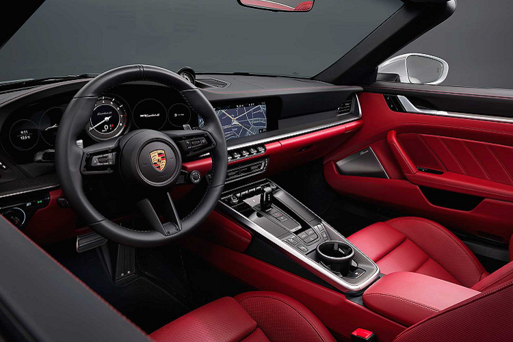 Nội thất xe Porsche 911 Turbo S 2021 của doanh nhân kín tiếng quận 7 có ghế ngồi bọc da màu tối cùng điểm nhấn là dây đai an toàn màu vàng nổi bật. Giá xe Porsche 911 Turbo S 992 theo diện phân phối chính hãng tại dải đất hình chữ S là 15,3 tỷ đồng, chưa bao gồm các tùy chọn theo xe.