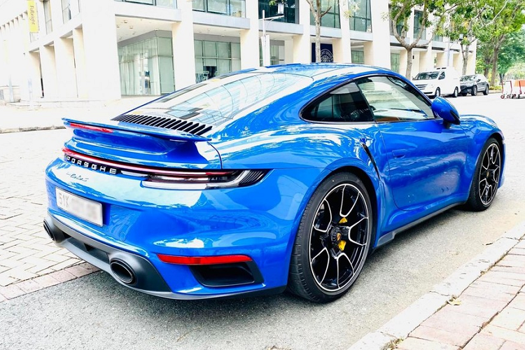 Sức mạnh động cơ của xe thể thao Porsche 911 Turbo S đời 992 sẽ kết hợp cùng hộp số tự động 8 cấp và dẫn động 2 cầu, nhờ đó, mẫu xe thể thao tốc độ của doanh nhân quận 7 có thể tăng tốc từ vị trí xuất phát lên 100 km/h chỉ trong thời gian 2,7 giây khi đi kém gói SportChrono, nhanh hơn Lamborghini Huracan STO, McLaren 765LT hay Ferrari F8 Tributo. Tốc độ tối đa của Porsche 911 Turbo S 2021 sẽ là 330 km/h.