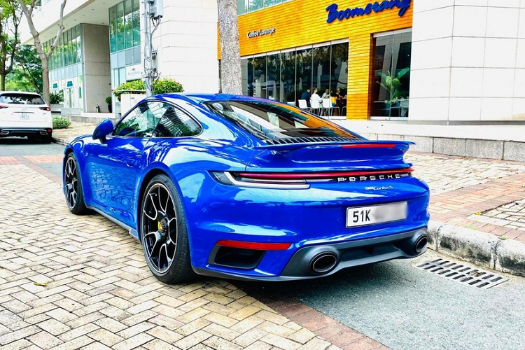 Chiếc xe thể thao Porsche 911 Turbo S đời 992 được trang bị khối động cơ 6 xy-lanh, dung tích 3.8 lít, tăng áp kép, sản sinh ra công suất tối đa 640 mã lực và mô-men xoắn cực đại 800 Nm. Các thông số này có thể thấy đã tăng thêm 60 mã lực cũng như 50 Nm so với bản trước.