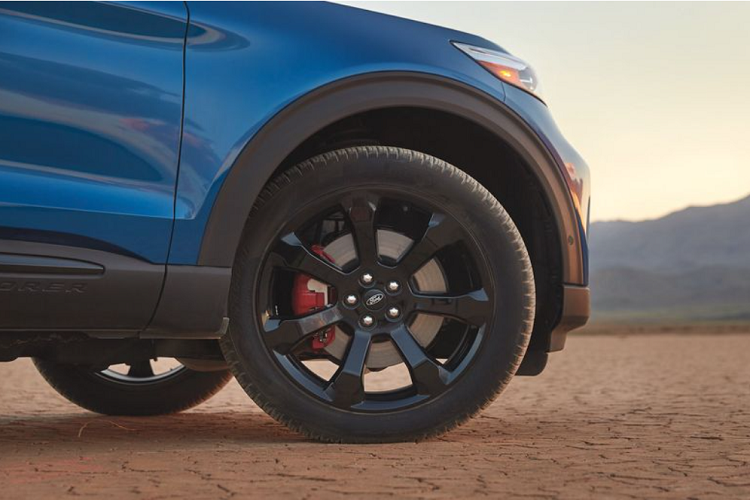 Ford Explorer ST-Line 2022 sở hữu bộ mâm 20 inch, ống xả kép, lưới tản nhiệt sơn đen và hệ thống đèn tối màu khiến nhiều người dễ nhầm thành Explorer ST nếu chỉ nhìn thoáng qua.