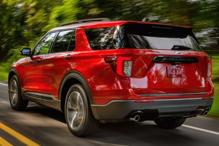Hiện Ford chỉ công bố mức tiêu thụ nhiên liệu của Explorer ST AWD 2022 với 13,07 lít / 100 km đường đô thị và 9,8 lít / 100 km đường cao tốc.