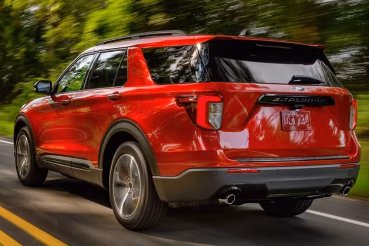 Hiện Ford chỉ công bố mức tiêu thụ nhiên liệu của Explorer ST AWD 2022 với 13,07 lít / 100 km đường đô thị và 9,8 lít / 100 km đường cao tốc.