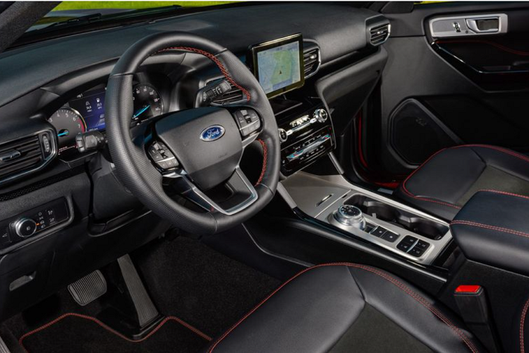 Được đặt giữa XLT và Limited, phiên bản Explorer ST-Line sẽ tiết kiệm nhiên liệu hơn ST một chút, xe cũng có sẵn với dẫn động cầu sau hoặc 4 bánh. Tuy nhiên, Explorer ST-Line chỉ dùng động cơ EcoBoost 2.3L và số tự động 10 cấp, cho công suất 300 mã lực.