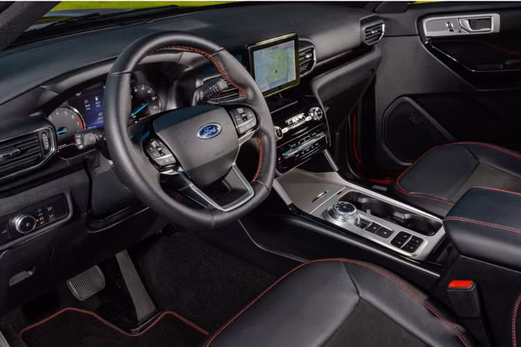 Được đặt giữa XLT và Limited, phiên bản Explorer ST-Line sẽ tiết kiệm nhiên liệu hơn ST một chút, xe cũng có sẵn với dẫn động cầu sau hoặc 4 bánh. Tuy nhiên, Explorer ST-Line chỉ dùng động cơ EcoBoost 2.3L và số tự động 10 cấp, cho công suất 300 mã lực.