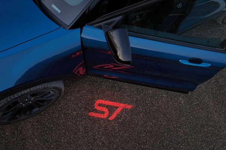 Về sức mạnh, dù dùng hệ dẫn động nào thì mẫu xe SUV Ford Explorer ST 2022 cũng được trang bị động cơ EcoBoost V6 3.0L và hộp số tự động 10 cấp, sản sinh công suất 400 mã lực và mô-men xoắn cực đại 563 Nm.