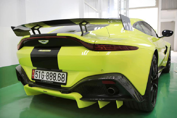 Được biết, hiện đại gia này đang chờ nhận bàn giao chiếc xe triệu đô Koenigsegg Regera chỉ có đúng 80 chiếc trên toàn thế giới và gần như là xe đầu tiên ở thị trường Đông Nam Á này. Hiện màu sơn chiếc xe Koenigsegg Regera mà Hoàng Kim Khánh đặt mua vẫn là 1 bí ẩn.