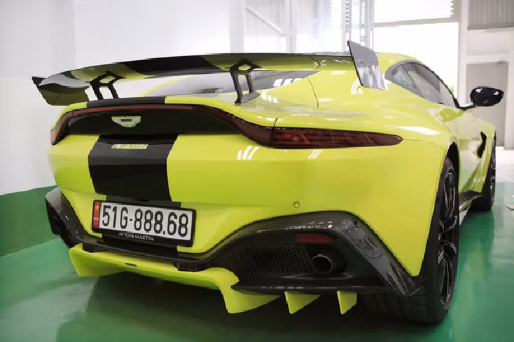 Được biết, hiện đại gia này đang chờ nhận bàn giao chiếc xe triệu đô Koenigsegg Regera chỉ có đúng 80 chiếc trên toàn thế giới và gần như là xe đầu tiên ở thị trường Đông Nam Á này. Hiện màu sơn chiếc xe Koenigsegg Regera mà Hoàng Kim Khánh đặt mua vẫn là 1 bí ẩn.