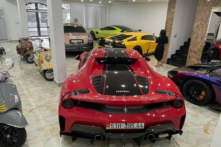 Hình ảnh cũng như video do đại gia thẩm mỹ Sài Gòn = ông Hoàng Kim Khánh chia sẻ cho thấy, chiếc va li này đựng rất nhiều chìa khóa từ Toyota đến các hãng xe siêu sang và siêu xe như Bentley, Ferrari, Lamborghini, Audi, BMW, nhưng cư dân mạng đã soi ra còn thiếu chìa khóa quyền lực của hãng xe Koenigsegg.