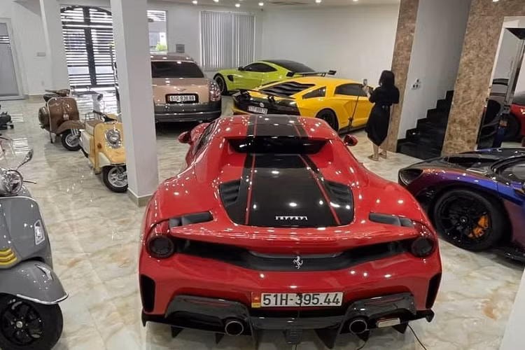 Hình ảnh cũng như video do đại gia thẩm mỹ Sài Gòn = ông Hoàng Kim Khánh chia sẻ cho thấy, chiếc va li này đựng rất nhiều chìa khóa từ Toyota đến các hãng xe siêu sang và siêu xe như Bentley, Ferrari, Lamborghini, Audi, BMW, nhưng cư dân mạng đã soi ra còn thiếu chìa khóa quyền lực của hãng xe Koenigsegg.