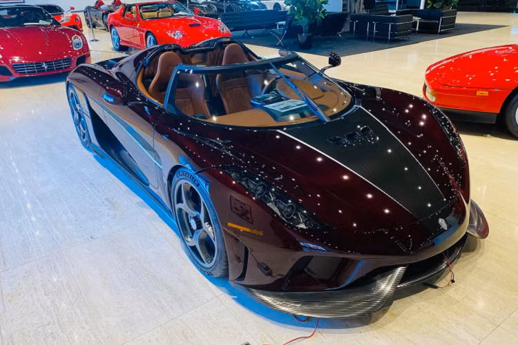 Ngoài ra, siêu xe hypercar Koenigsegg Regera sẽ trở thành chiếc xe mạnh và nhanh nhất tại dải đất hình chữ S này. Được biết, Koenigsegg Regera của Hoàng Kim Khánh sở hữu hệ dẫn động hybrid với máy xăng V8, Biturbo, dung tích 5.0 lít và 3 mô-tơ điện cho ra tổng công suất lên đến 1.500 mã lực, cao hơn 500 mã lực so với Bugatti Veyron của ông Đặng Lê Nguyên Vũ. Mô-men xoắn cực đại là 2.000 Nm.